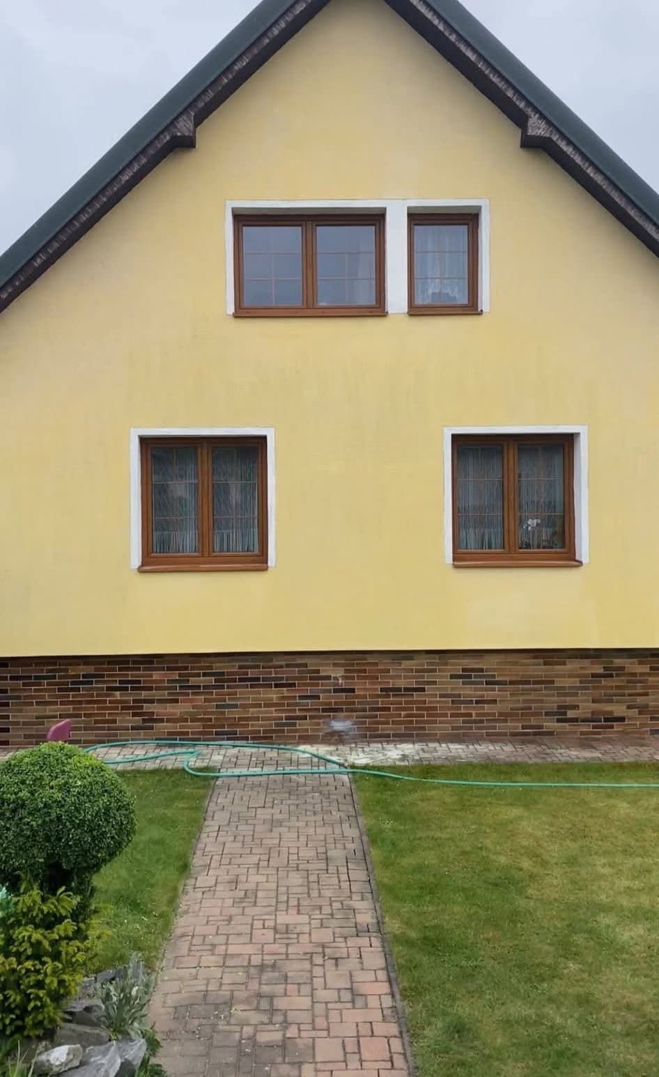 Fasáda rodinného domu před a po odstranění zelených řas — stav po