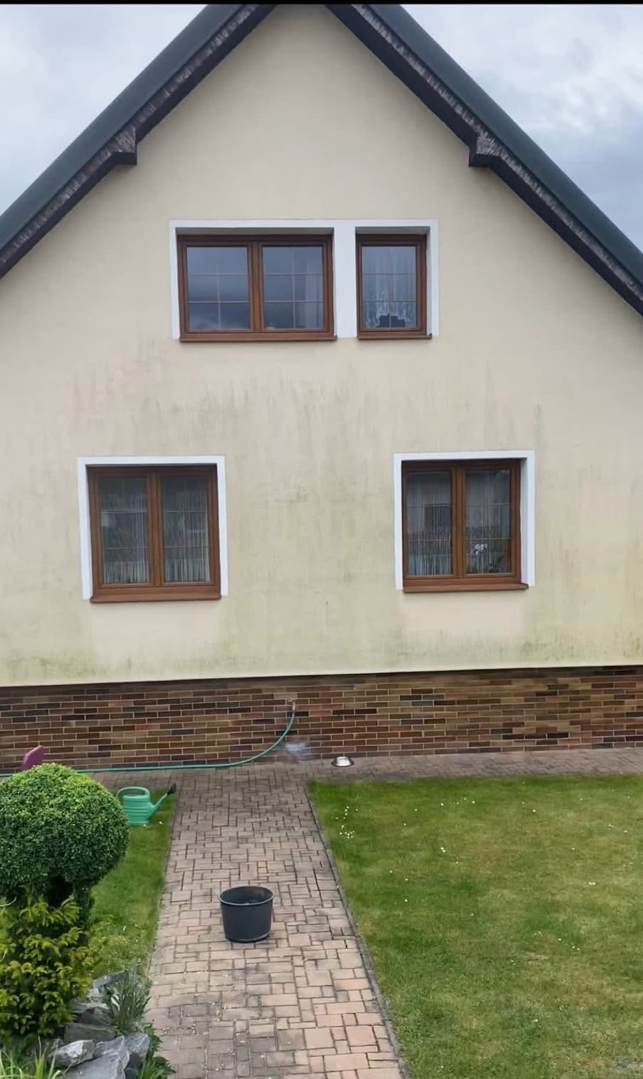 Fasáda rodinného domu před a po odstranění zelených řas — stav před