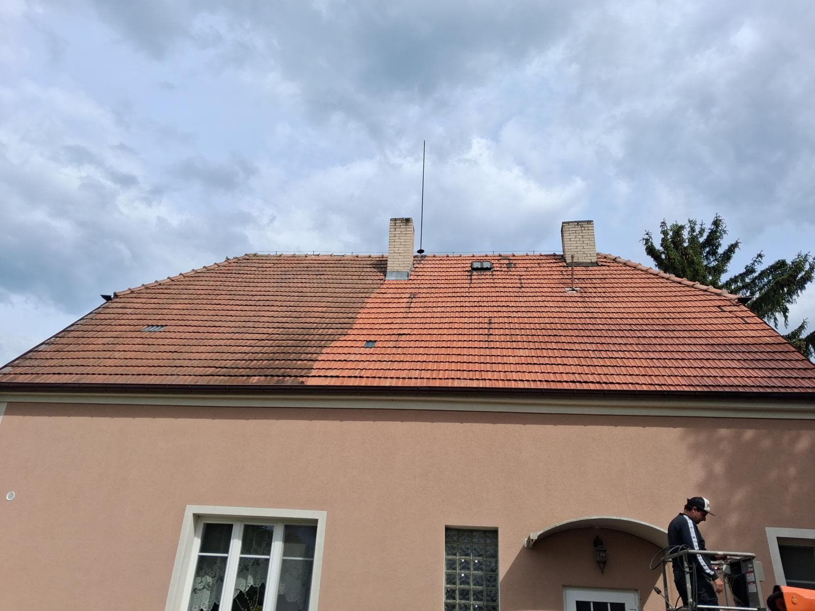 Střecha rodinného domu před a po odstranění mechu — stav před