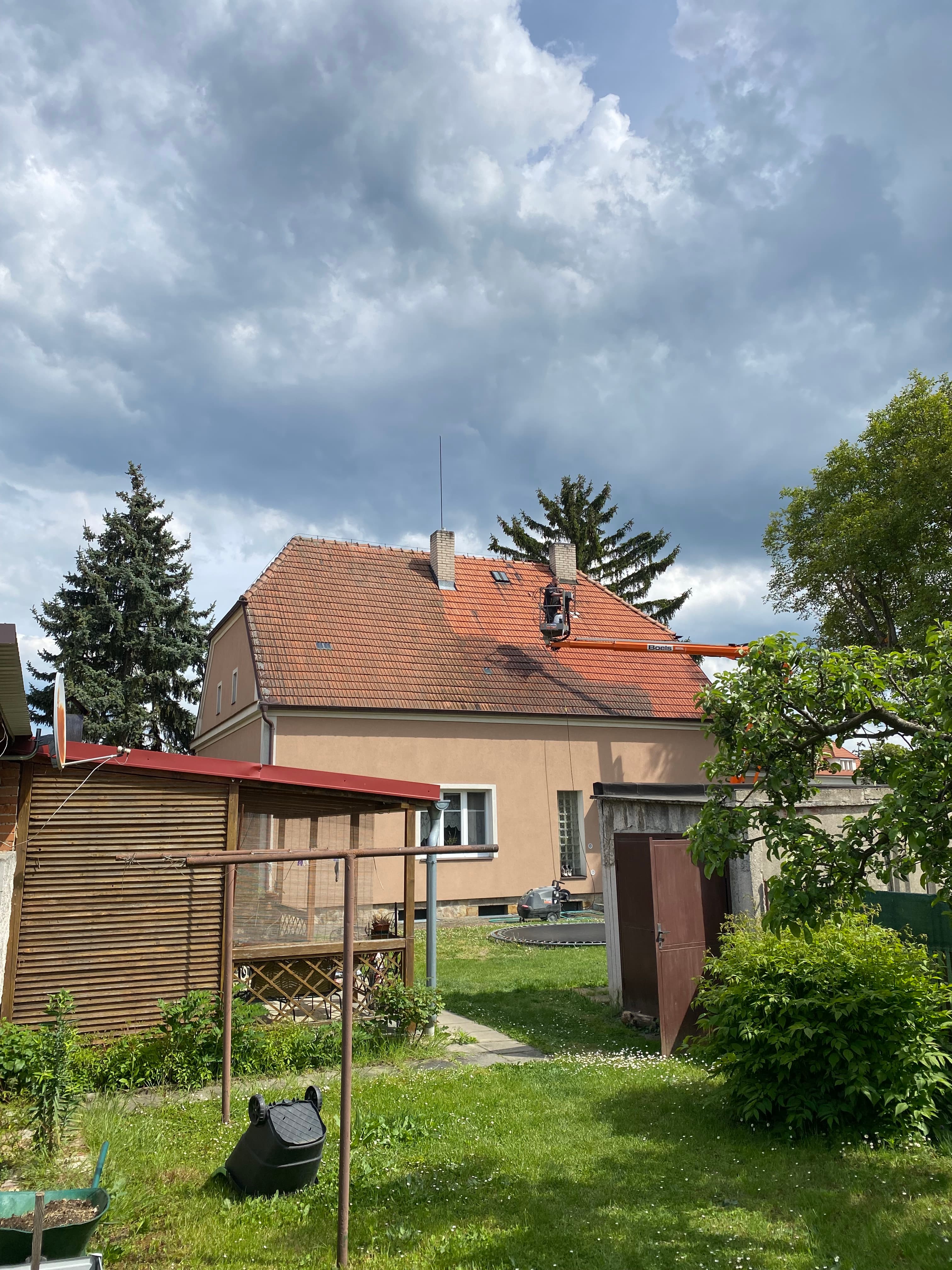 Střecha rodinného domu před a po odstranění mechu — před čištěním