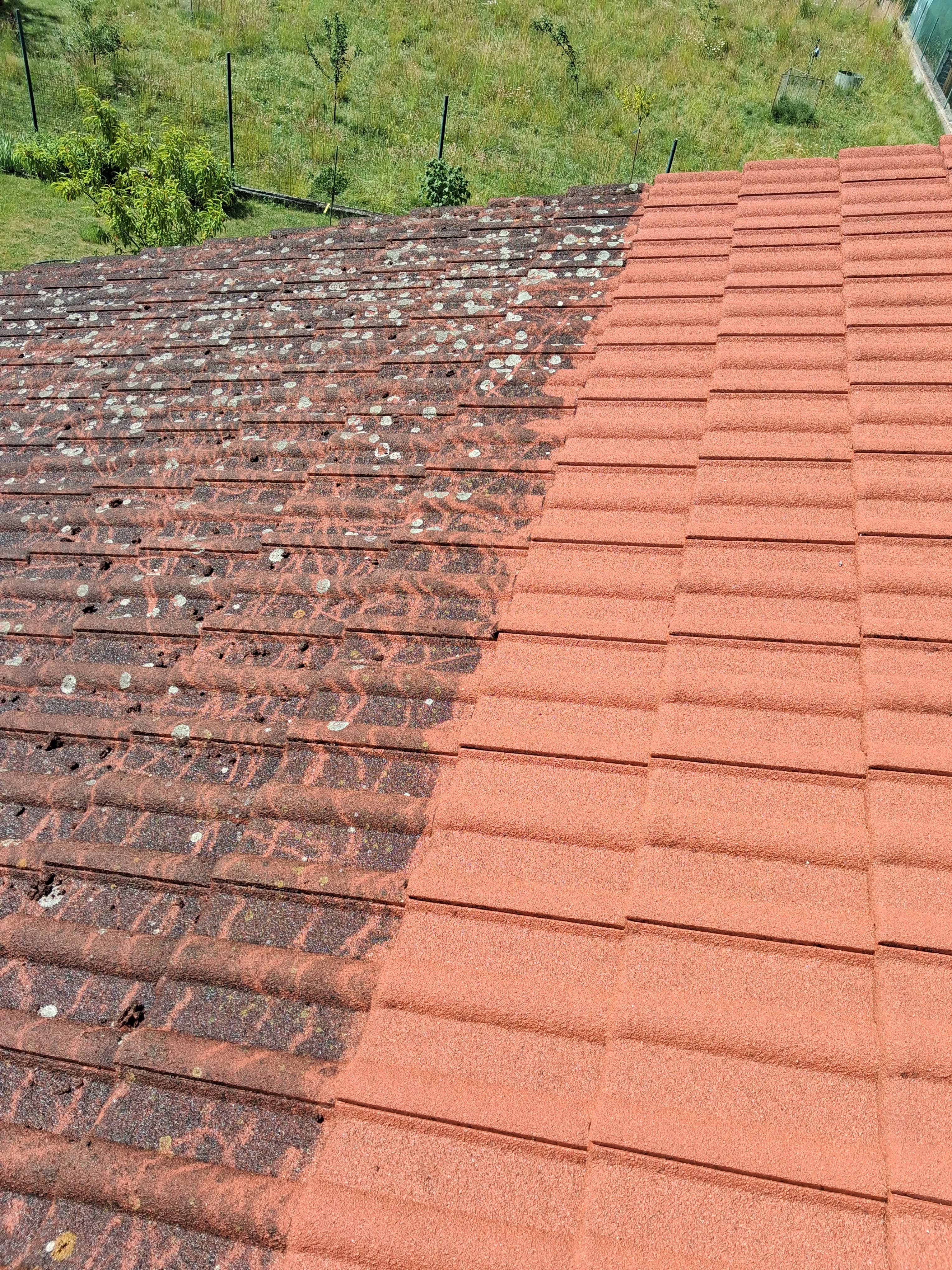 Čištění střechy — detail po ošetření