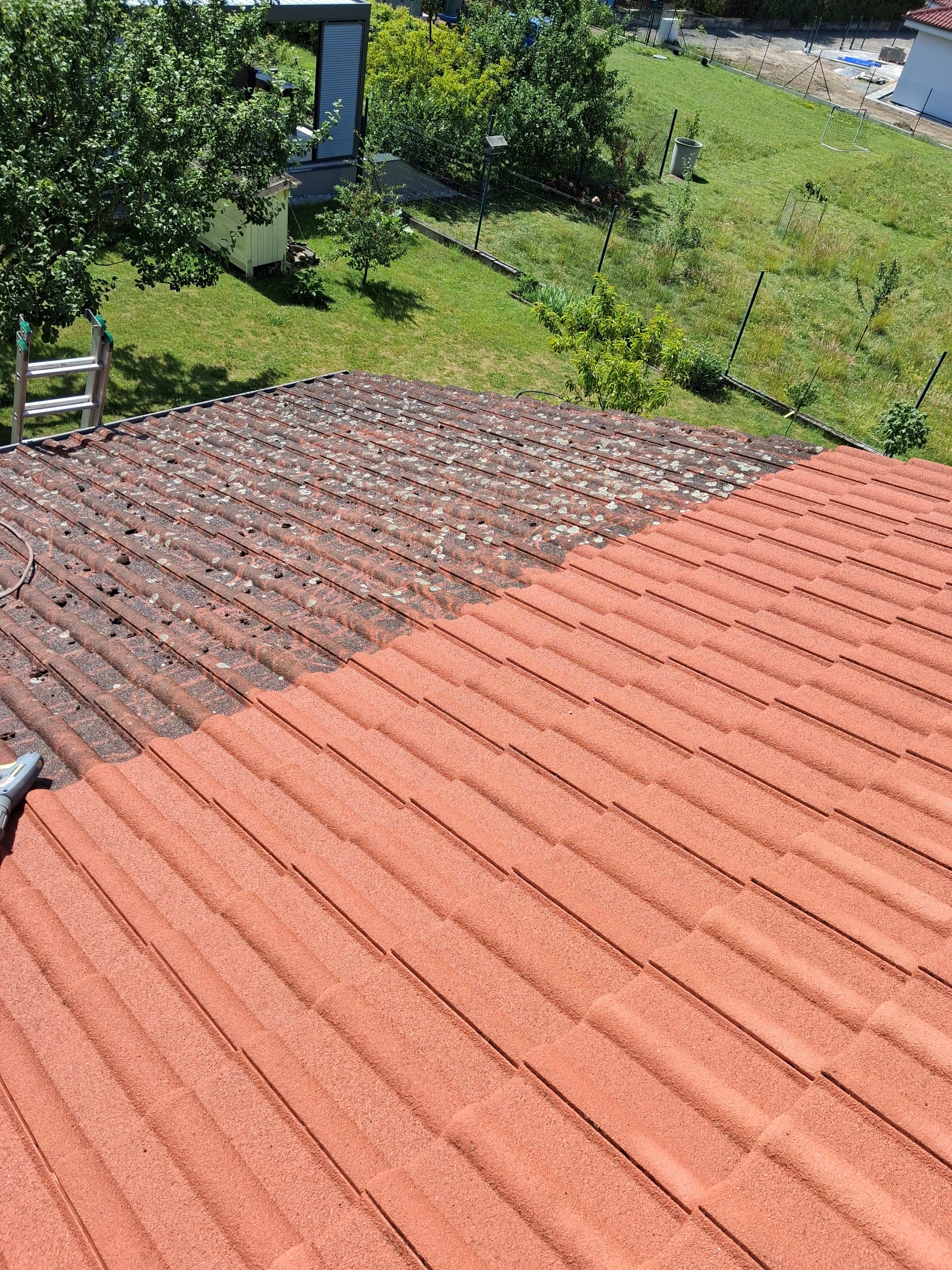 Čištění střechy — detail po ošetření